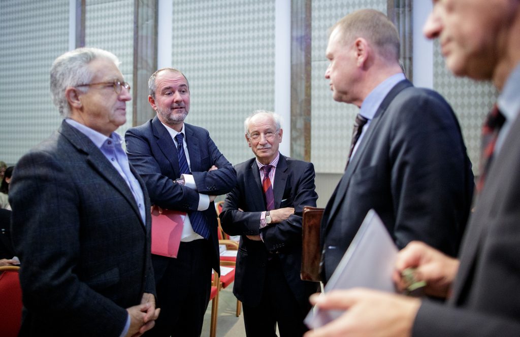 Konferenz der Bertelsmann Stiftung, Europisches Bureau fr Politikberatung und Sozialforschung Wien, Arbeitsgemeinschaft fr wissenschaftliche Wirtschaftspolitik (WIWIPOL), "Ein, kein oder welches Sozialmodell in der EU? sterreich in einem Sozialen Europa" am Montag, 27.11.2017 in der Oesterreichischen Nationalbank in Wien. ehemaliger sterreichische Wirtschaftsminister Johann Farnleitner, Thomas Drozda, sterreichische Bundesminister fr Kunst und Kultur, Verfassung und Medien, Bernd Marin, Direktor, Europisches Bureau Wien, Aart De Geus, Vorstandsvorsitzender der Bertelsmann Stiftung, Niederlndischer Minister fr Soziales und Beschftigung a.D. und ehemaliger stellvertretender Generalsekretr der OECD